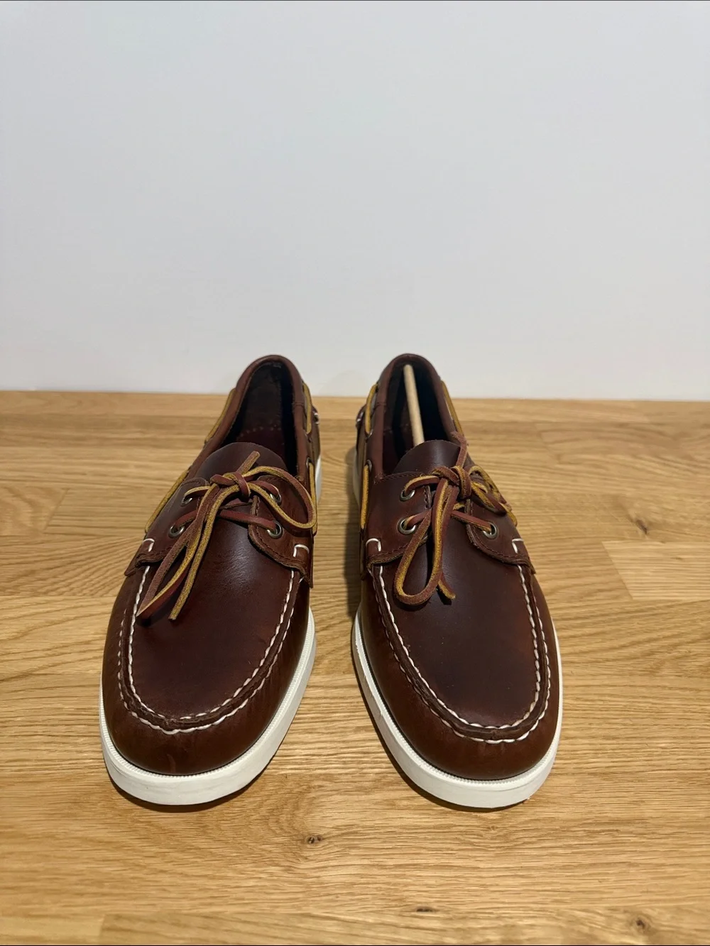 Brand new men’s size 9 Sebago Chestnut Brown Leather Boat Shoes with White Sole